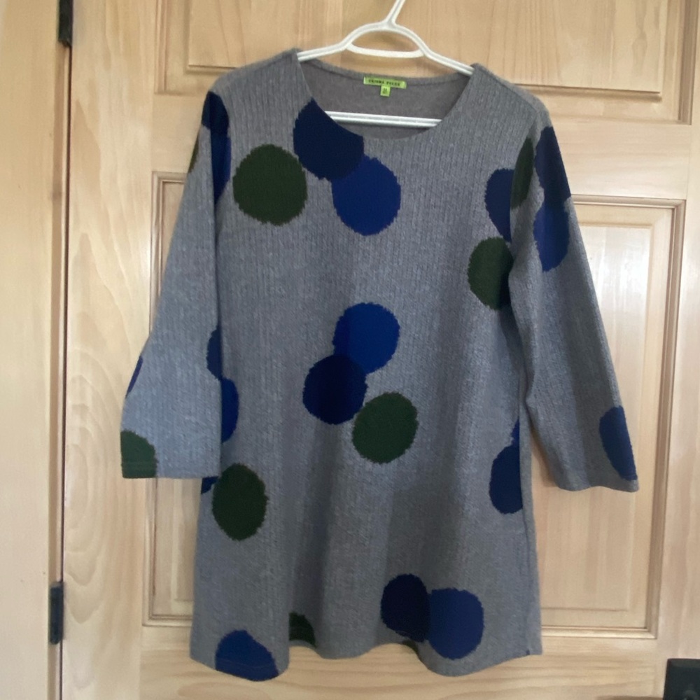Women’s Trisha Tyler sweater. Size M. Like new condition. No issues.